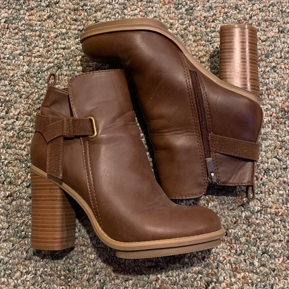 NWOT A+ Women’s Brown Heel Bootie 7